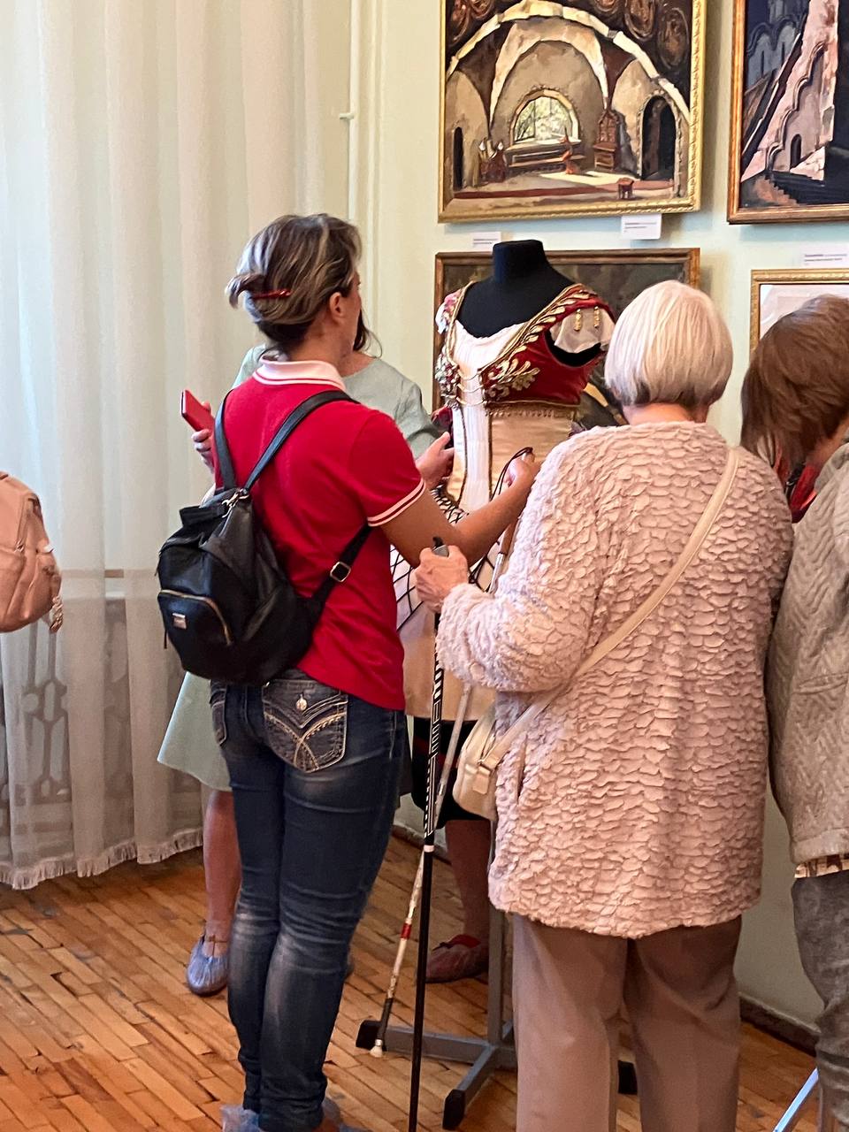 «Каменный цветок» с предисловием: новый сезон театра открыт экскурсией для незрячих и слабовидящих зрителей