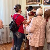 «Каменный цветок» с предисловием: новый сезон театра открыт экскурсией для незрячих и слабовидящих зрителей