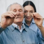 Как поддерживать зрение родителей дома (и почему разговор «мам, сходи к врачу» не работает)